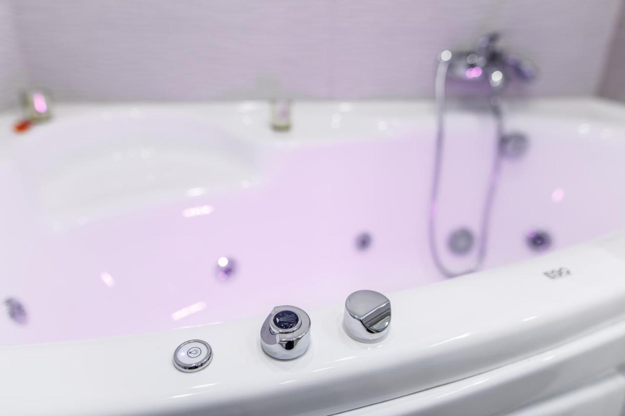 Studio Suite Near Lake With Jacuzzi Суми Екстер'єр фото