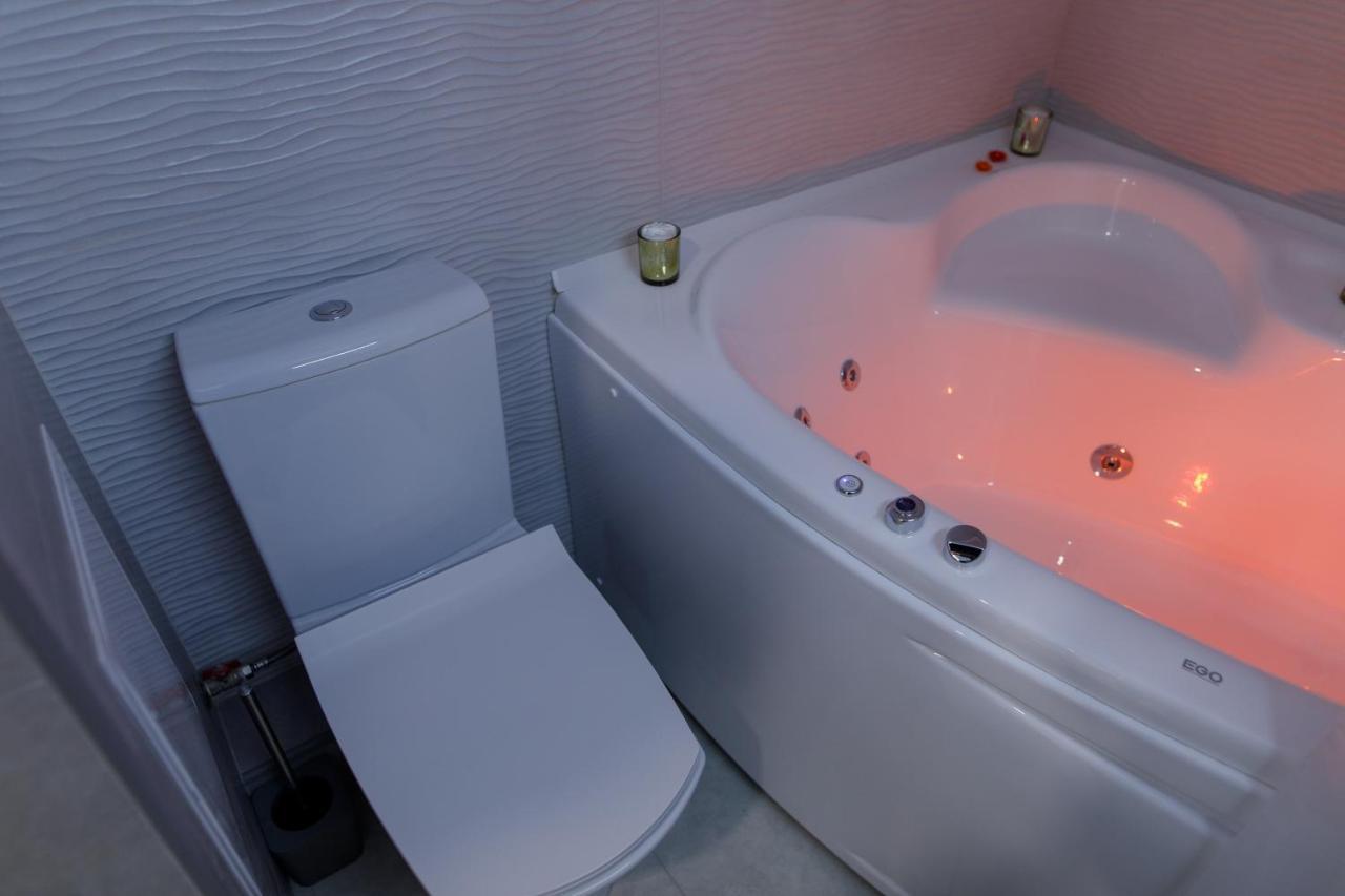 Studio Suite Near Lake With Jacuzzi Суми Екстер'єр фото