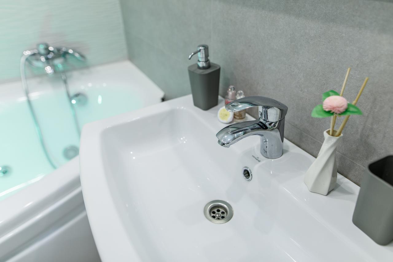 Studio Suite Near Lake With Jacuzzi Суми Екстер'єр фото