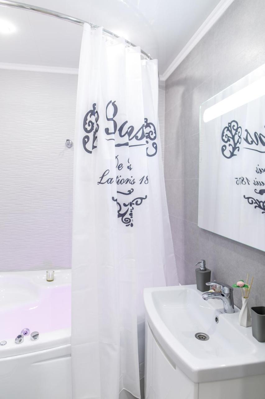 Studio Suite Near Lake With Jacuzzi Суми Екстер'єр фото